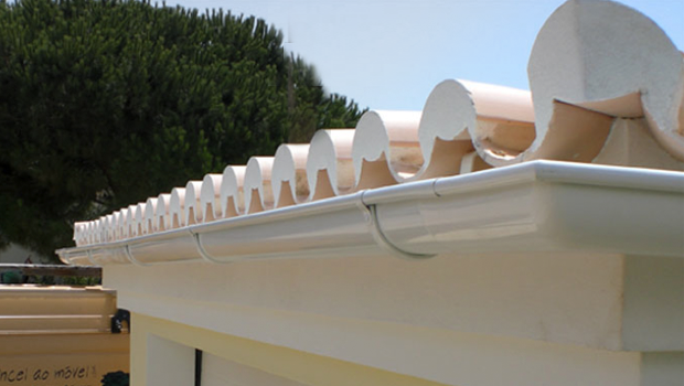 dachrinnen regenrinnen weiß pulverbeschictet algarve - guttering galvanised steel coated white algarve - calhas 
